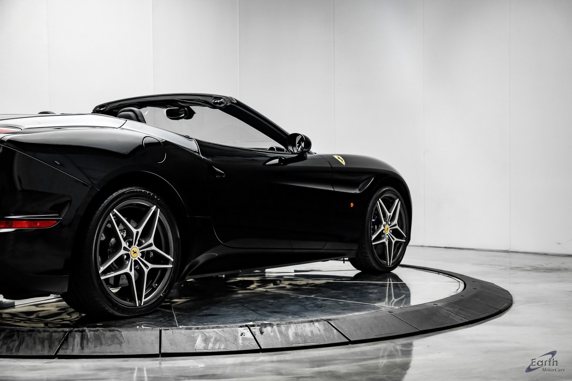 Used 2016 Ferrari California T image 19