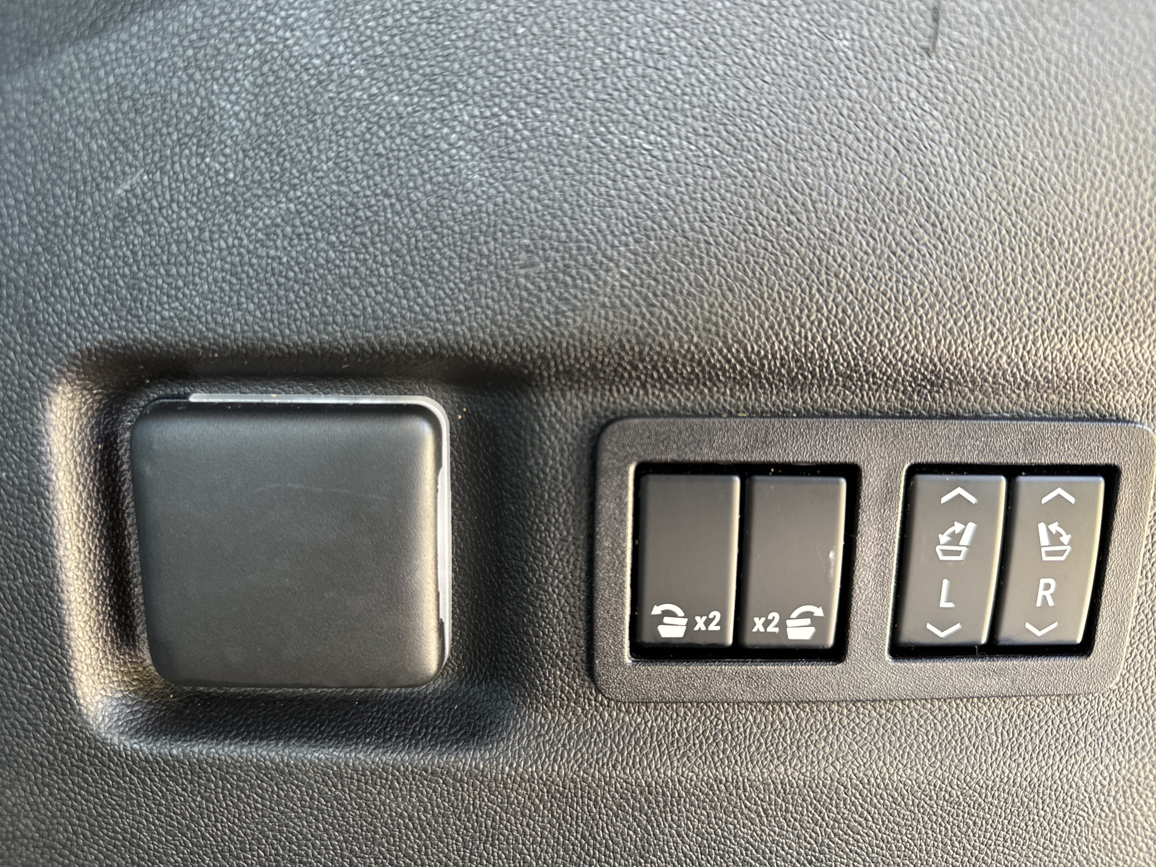 Used 2023 GMC Yukon XL Denali Ultimate w/ LPO, Floor Liner Package AWD/4WD image 38