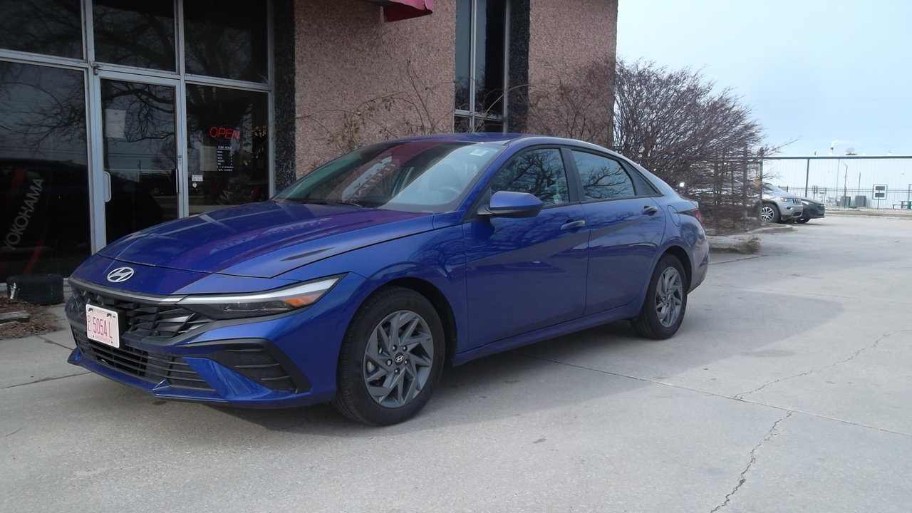 Used 2025 Hyundai Elantra Blue image 1