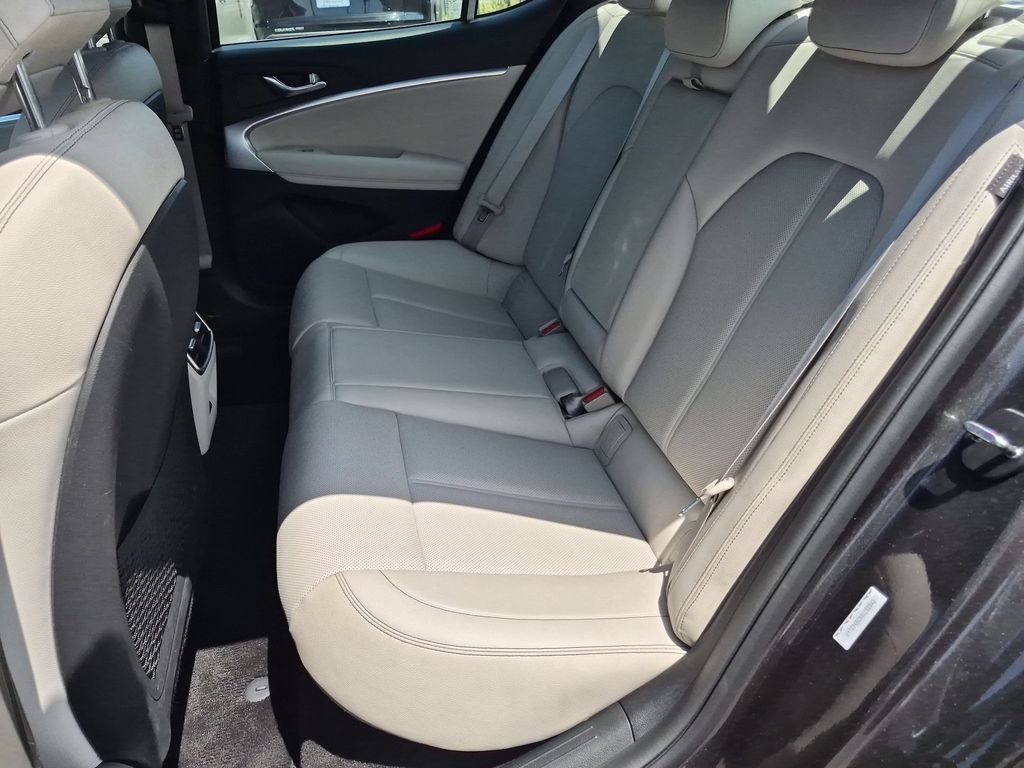 Used 2025 Genesis G70 2.5T RWD image 28