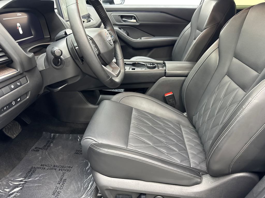 Used 2025 Nissan Rogue Platinum w/ Tech Package image 26