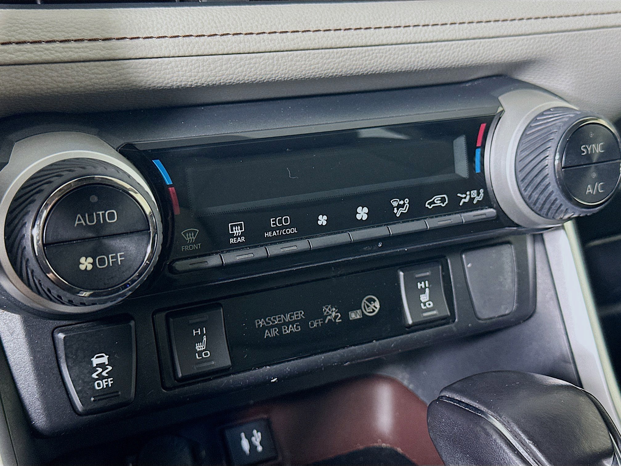 Used 2019 Toyota RAV4 Limited w/ Advanced Technology Package image 24