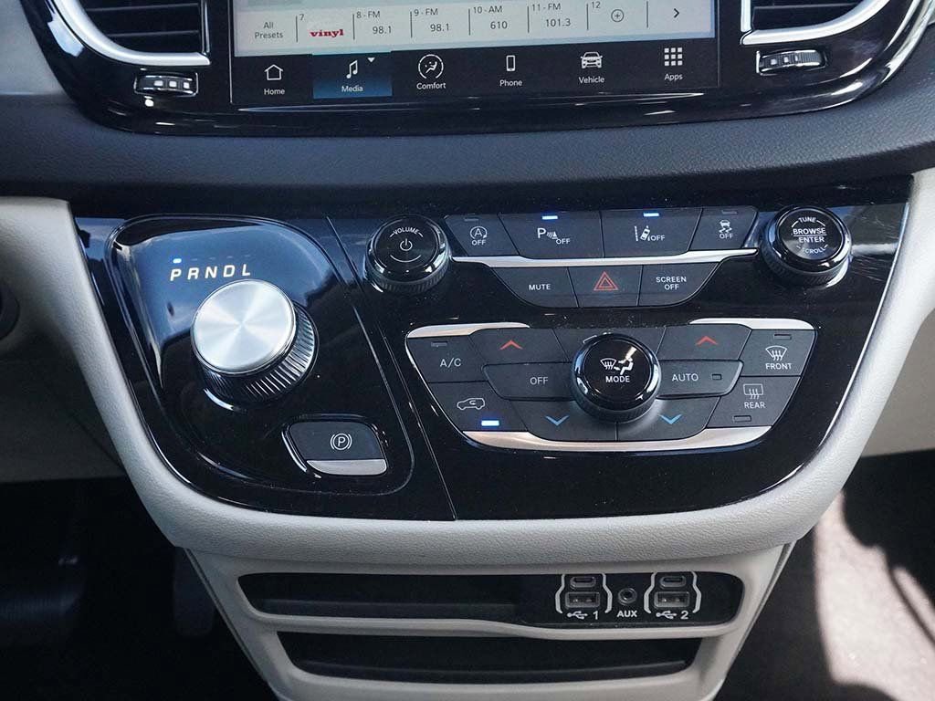 Used 2023 Chrysler Pacifica Touring-L image 43