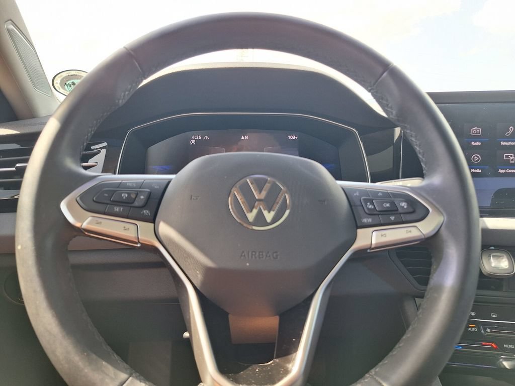 Used 2025 Volkswagen Jetta SE FWD image 16