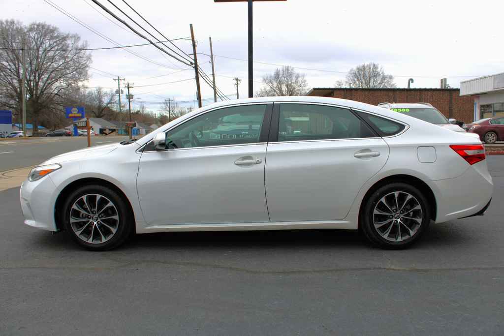Used 2016 Toyota Avalon XLE Premium image 2
