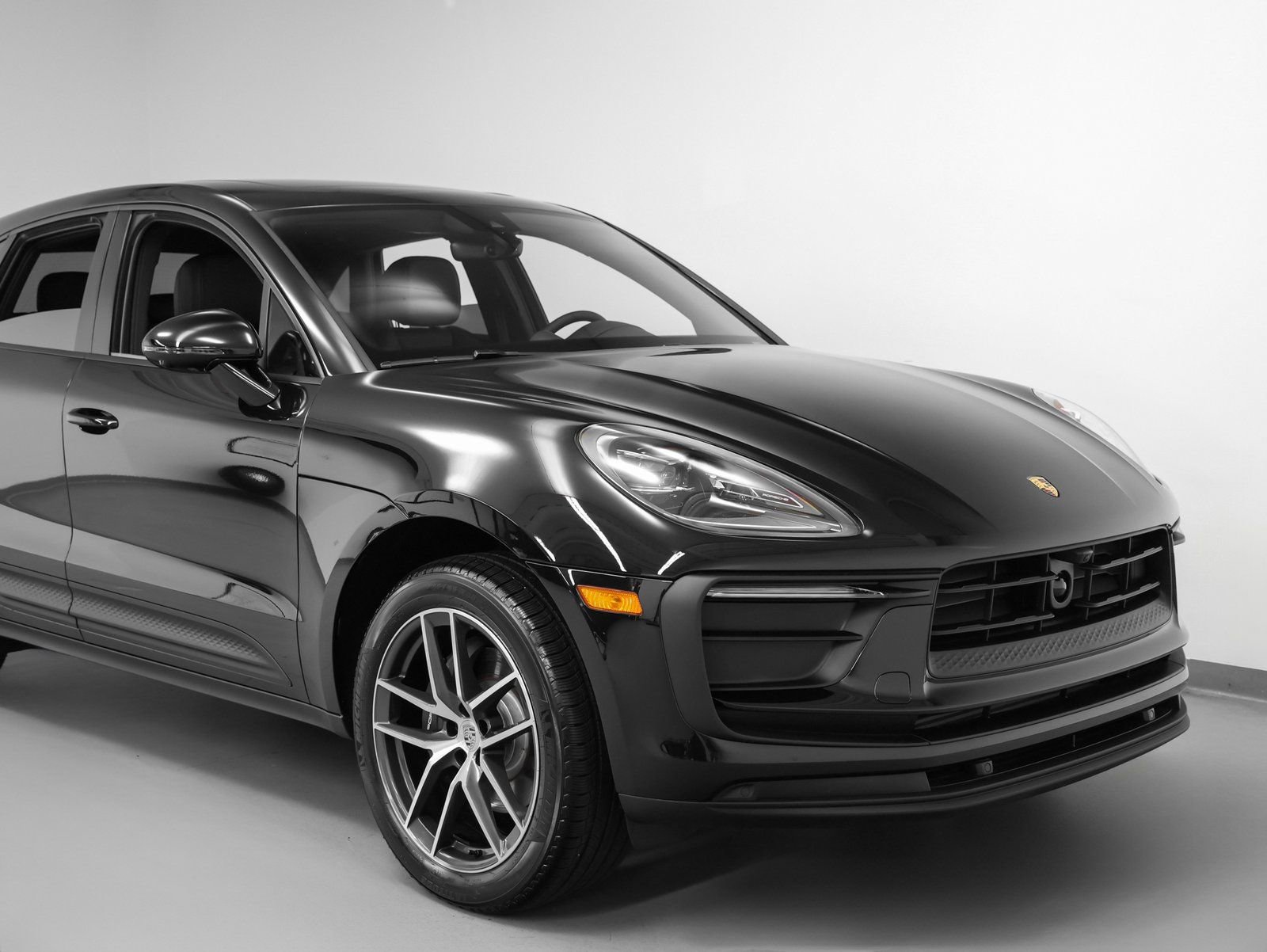 Certified 2025 Porsche Macan AWD/4WD image 9