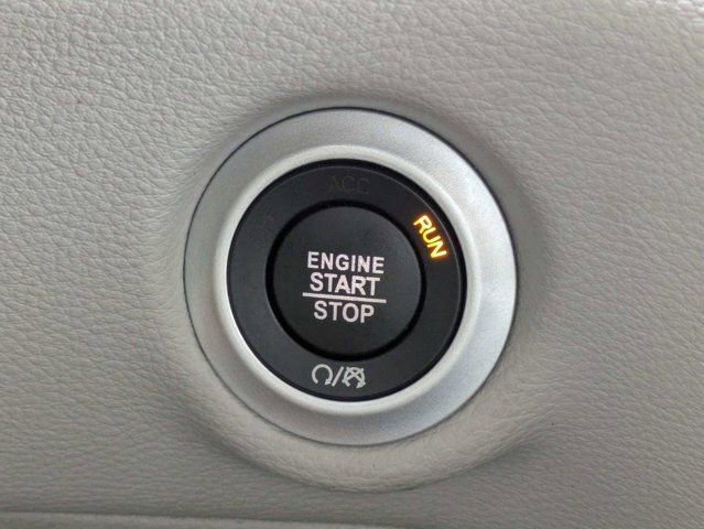 Used 2023 Chrysler Pacifica Limited FWD image 32