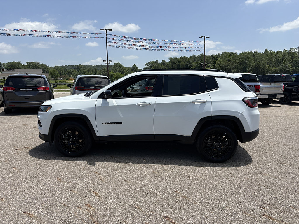 Used 2025 Jeep Compass Latitude w/ Convenience Group AWD/4WD image 2