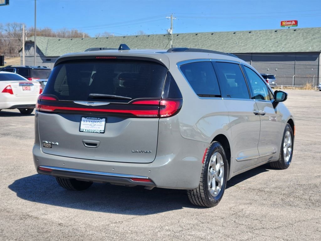 Used 2023 Chrysler Pacifica Limited image 5