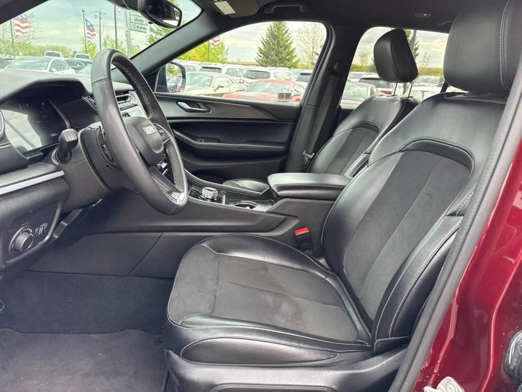 Used 2024 Jeep Grand Cherokee Altitude AWD/4WD image 13