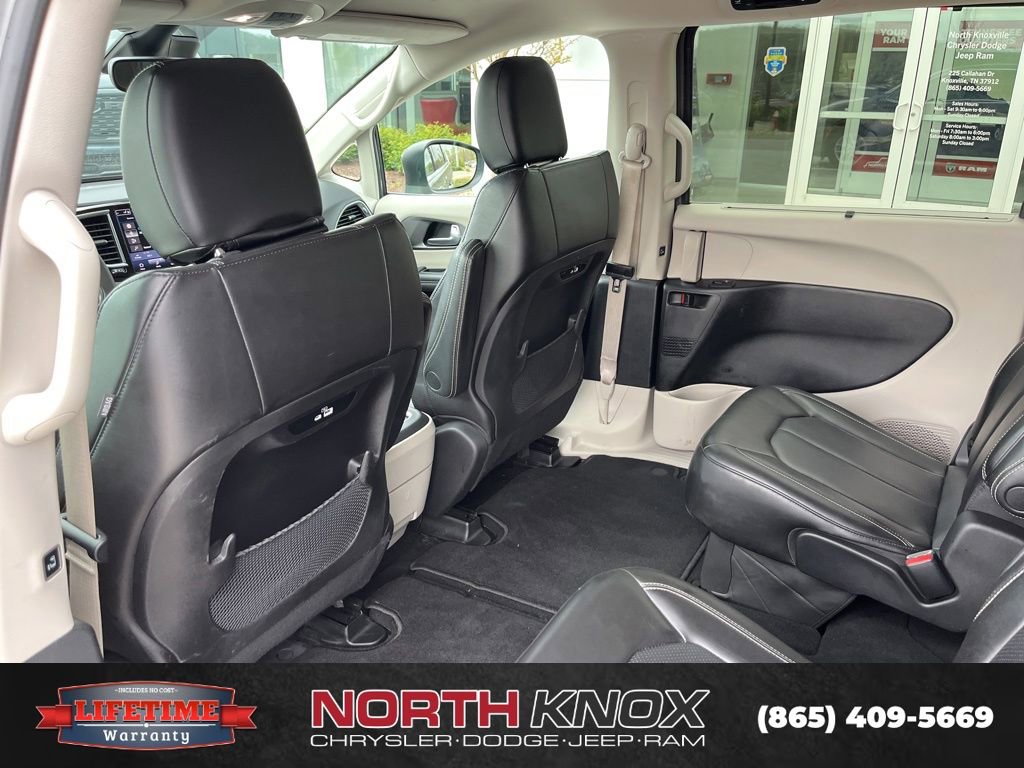 Used 2023 Chrysler Pacifica Touring-L image 15