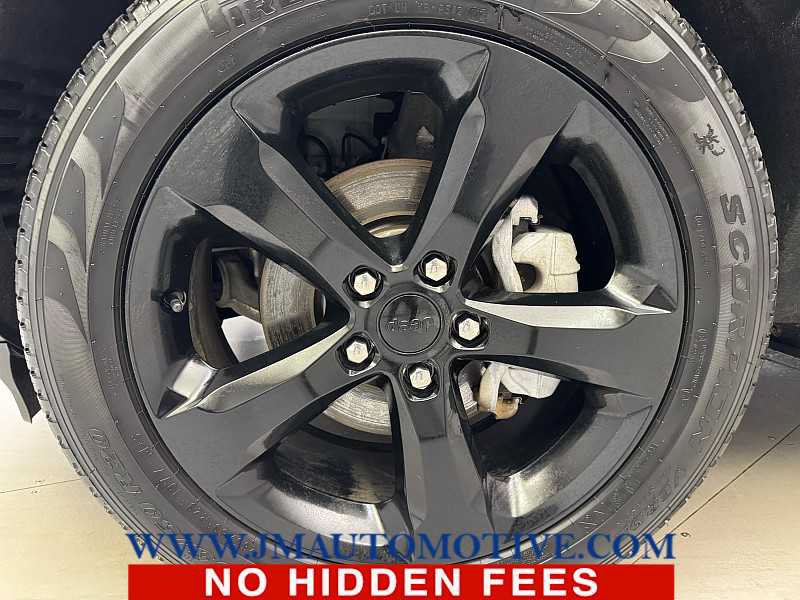 Used 2023 Jeep Grand Cherokee Limited w/ Black Appearance Package AWD/4WD image 9