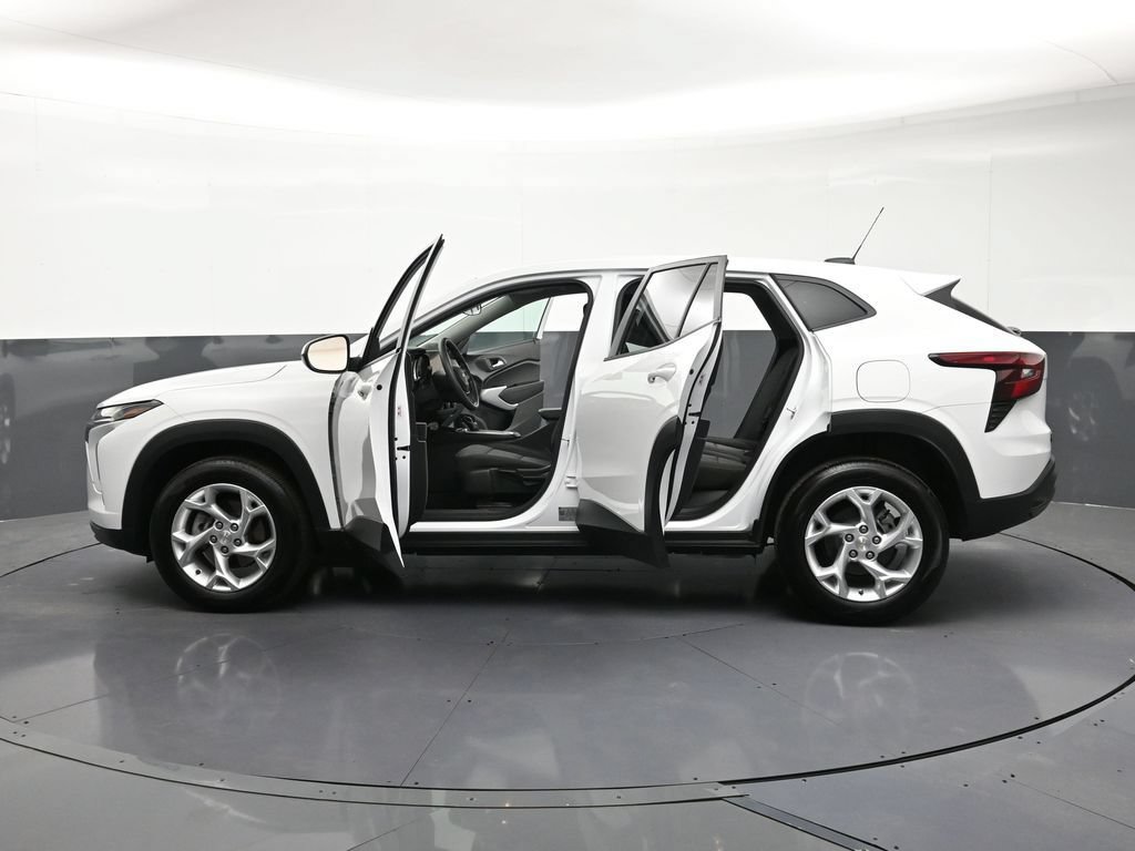 Certified 2025 Chevrolet Trax LS w/ LS Convenience Package FWD image 34