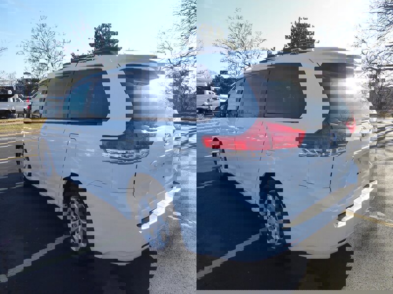 Used 2014 Toyota Sienna LE image 5