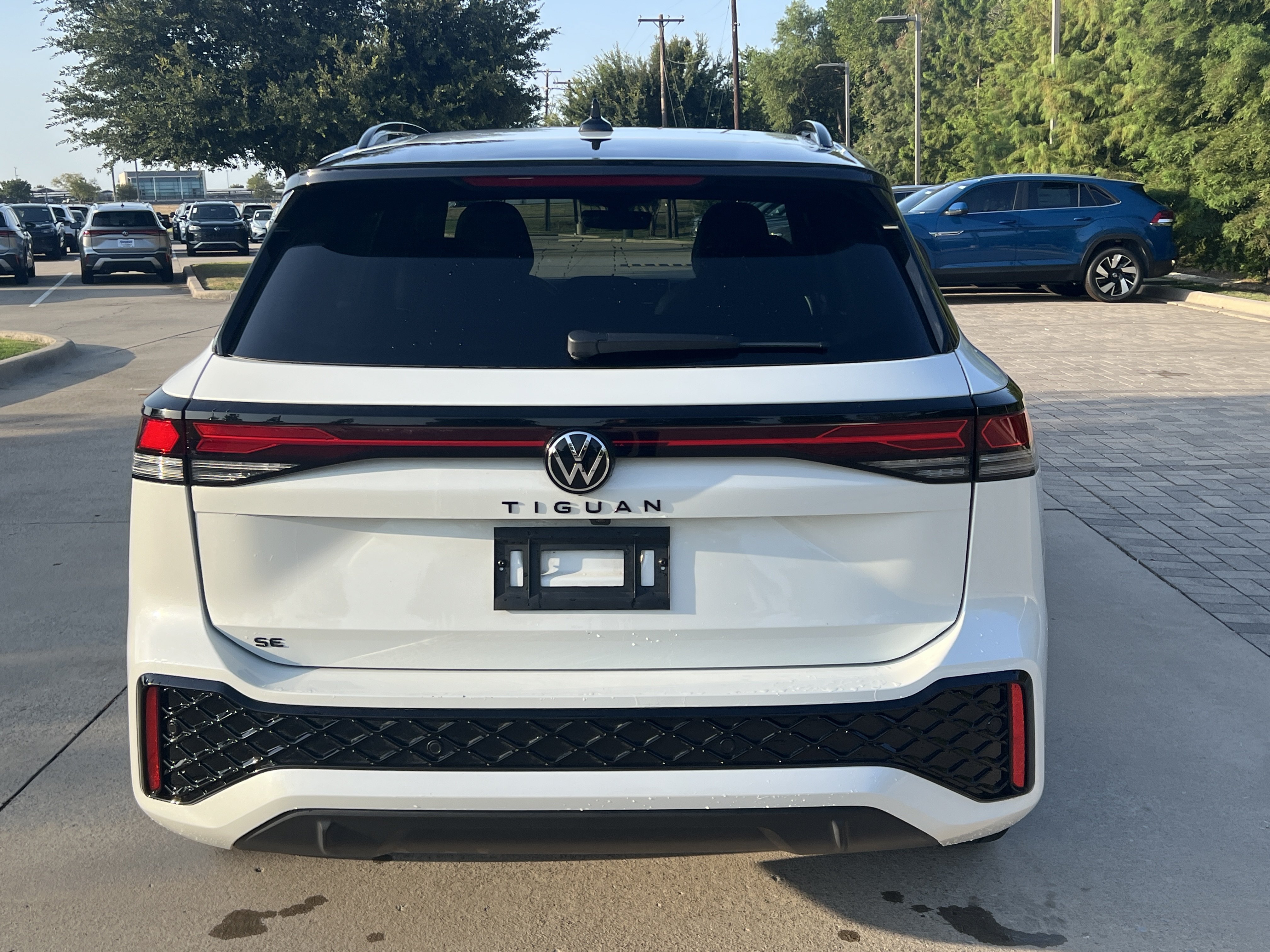 Certified 2025 Volkswagen Tiguan SE R-Line FWD image 8