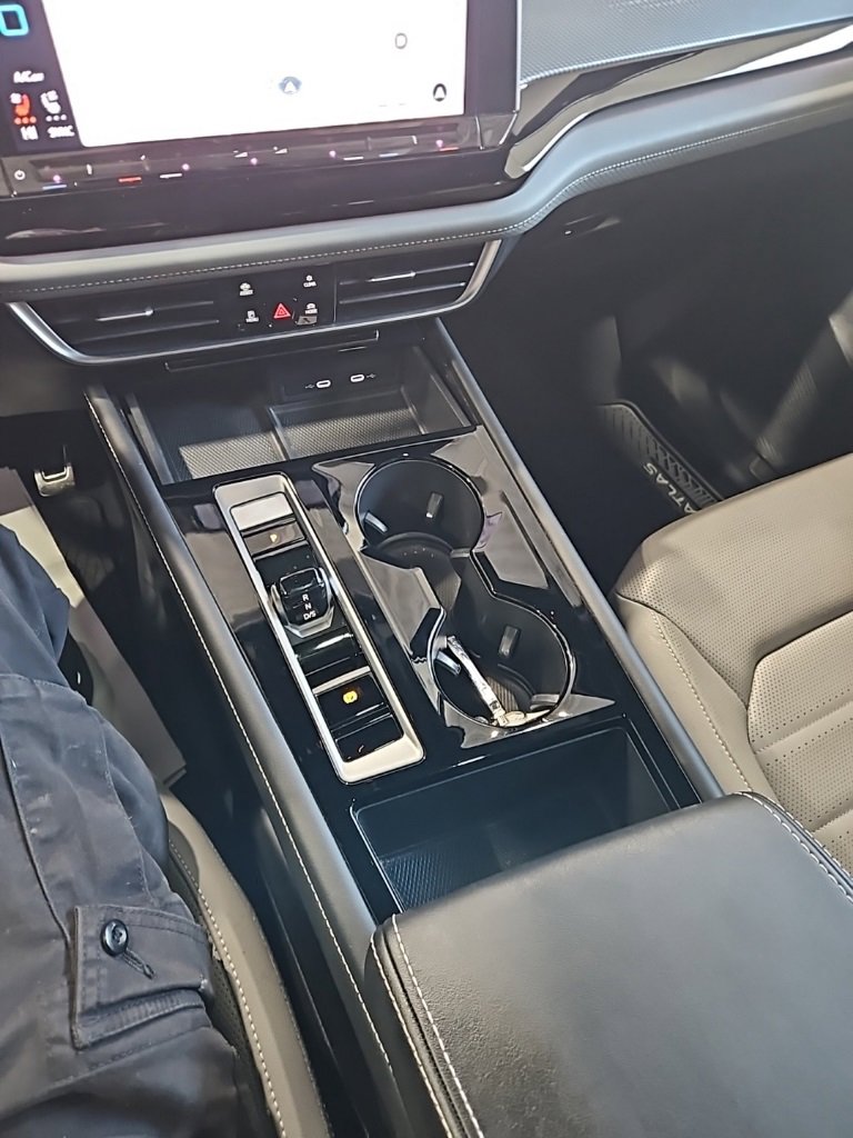 Used 2024 Volkswagen Atlas Cross Sport SEL R-Line image 34