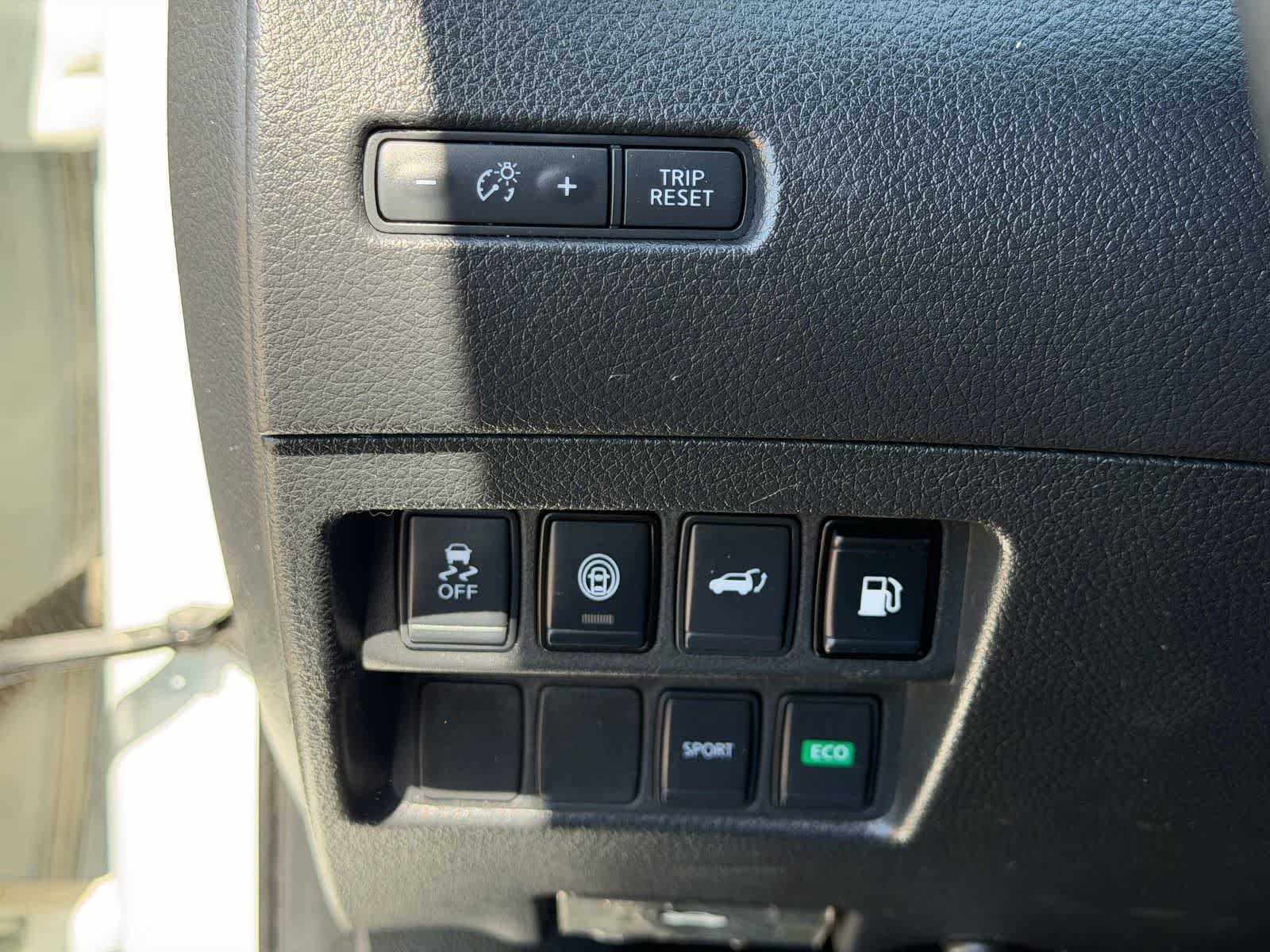 Used 2020 Nissan Rogue SV FWD image 14