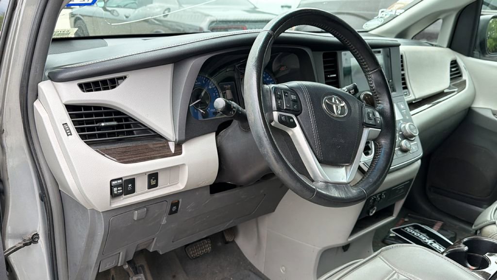 Used 2016 Toyota Sienna XLE FWD image 13