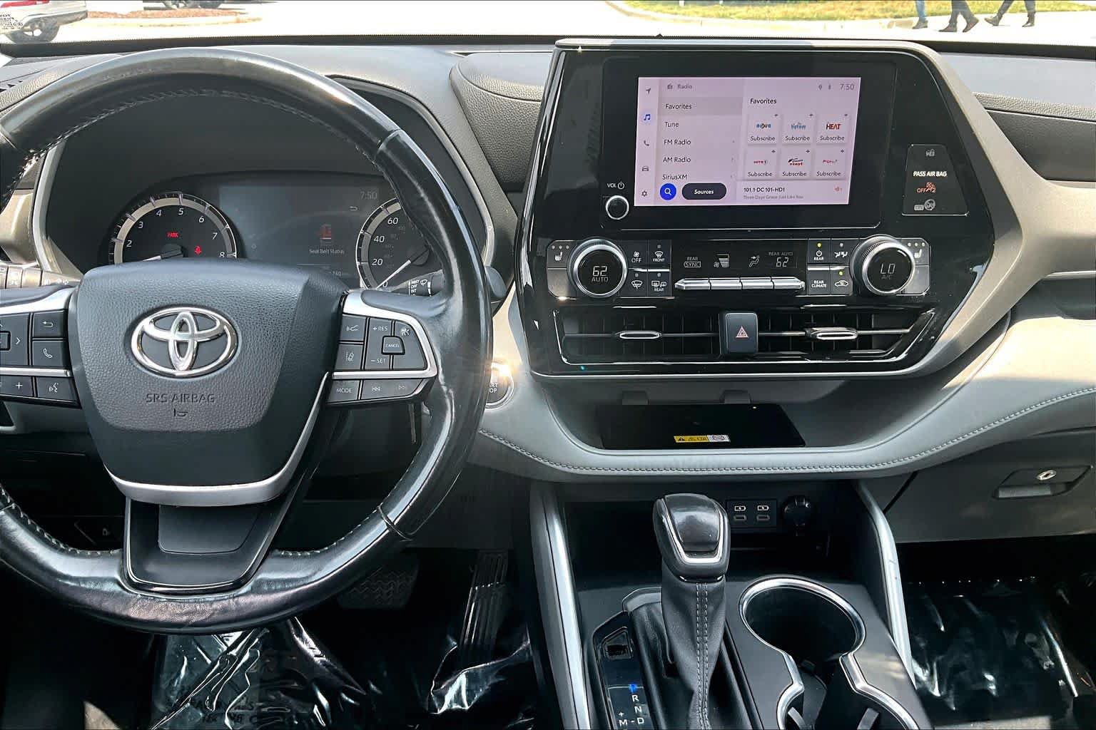 Used 2023 Toyota Highlander XLE AWD/4WD image 25