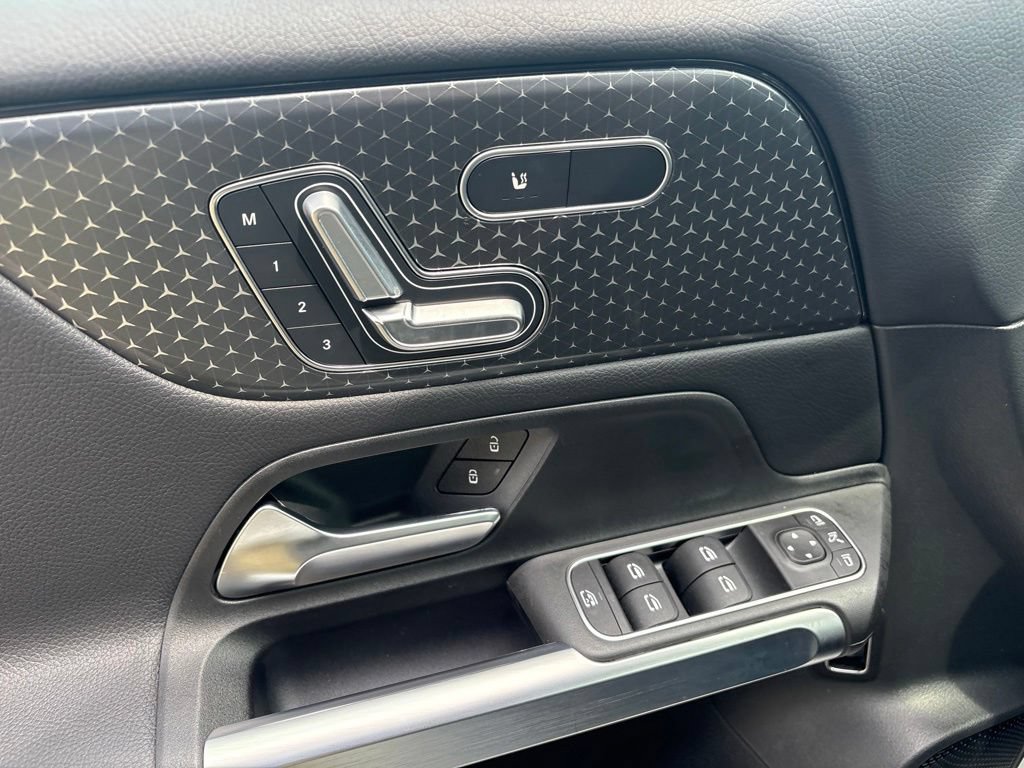 Used 2026 Mercedes-Benz GLB 250 4MATIC image 13