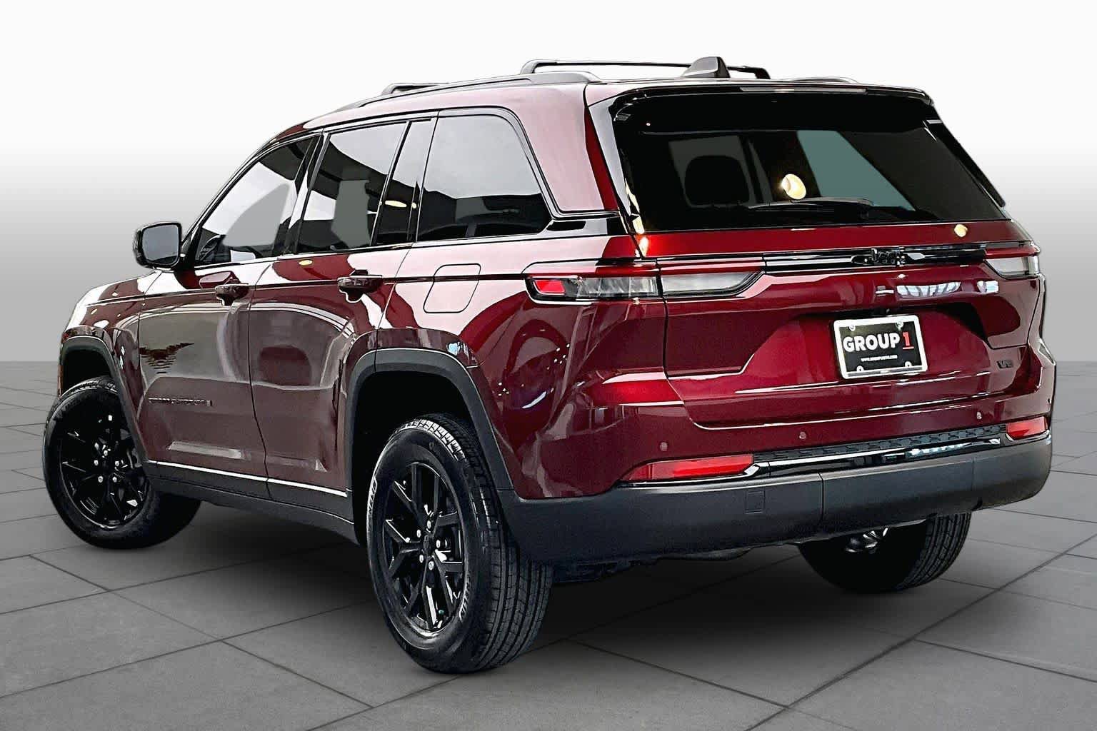 Used 2025 Jeep Grand Cherokee Altitude RWD image 12