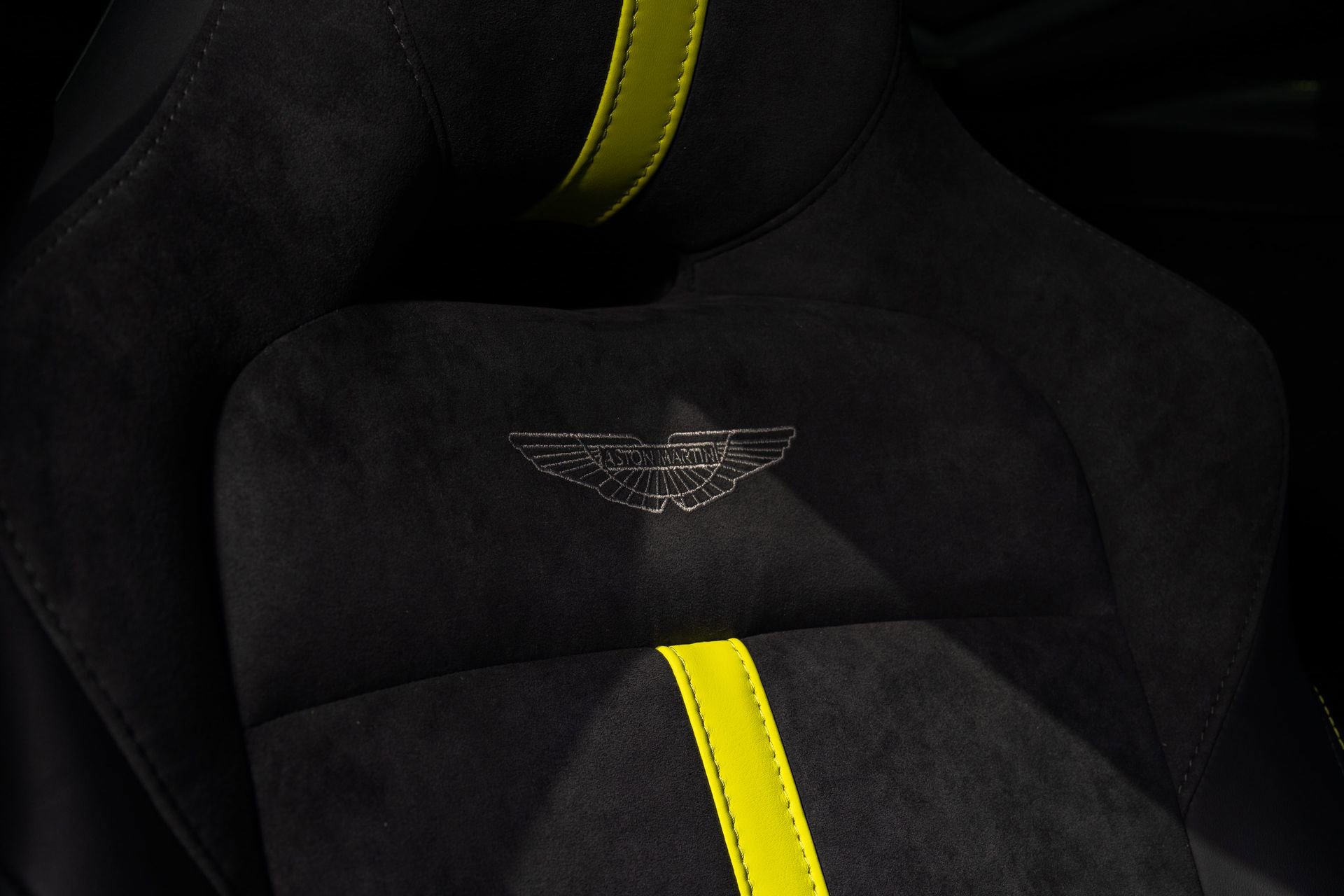 Used 2023 Aston Martin V8 Vantage Coupe RWD image 28