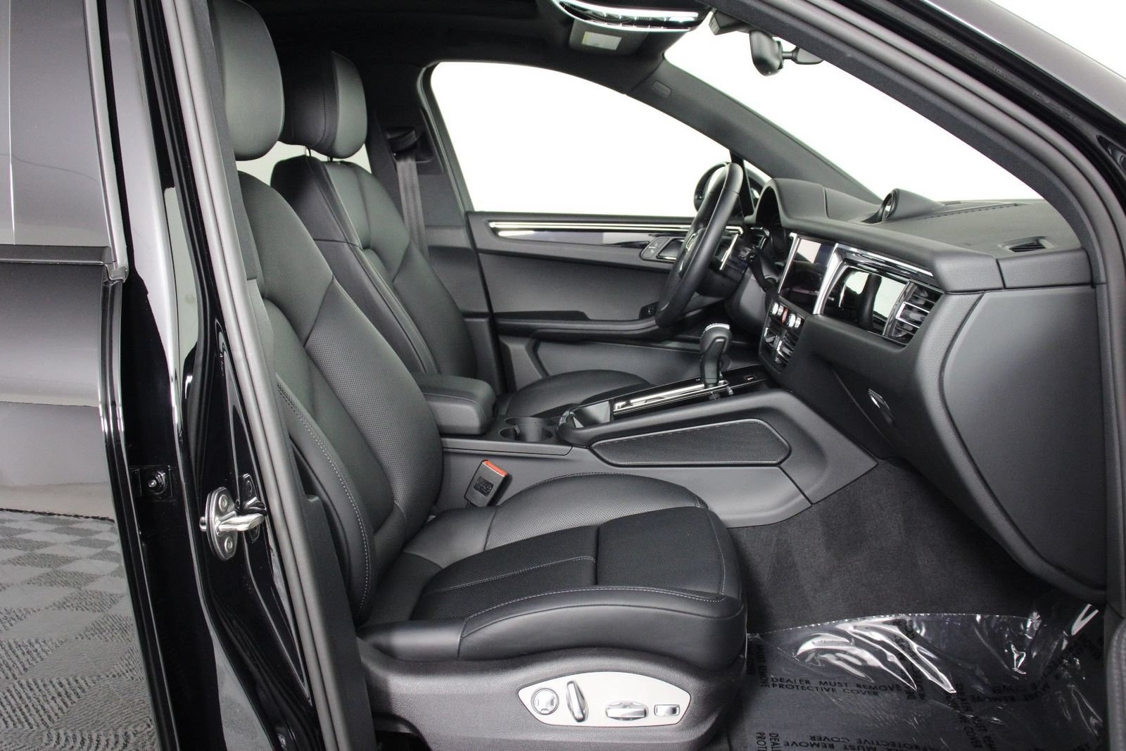 Certified 2026 Porsche Macan AWD/4WD image 31