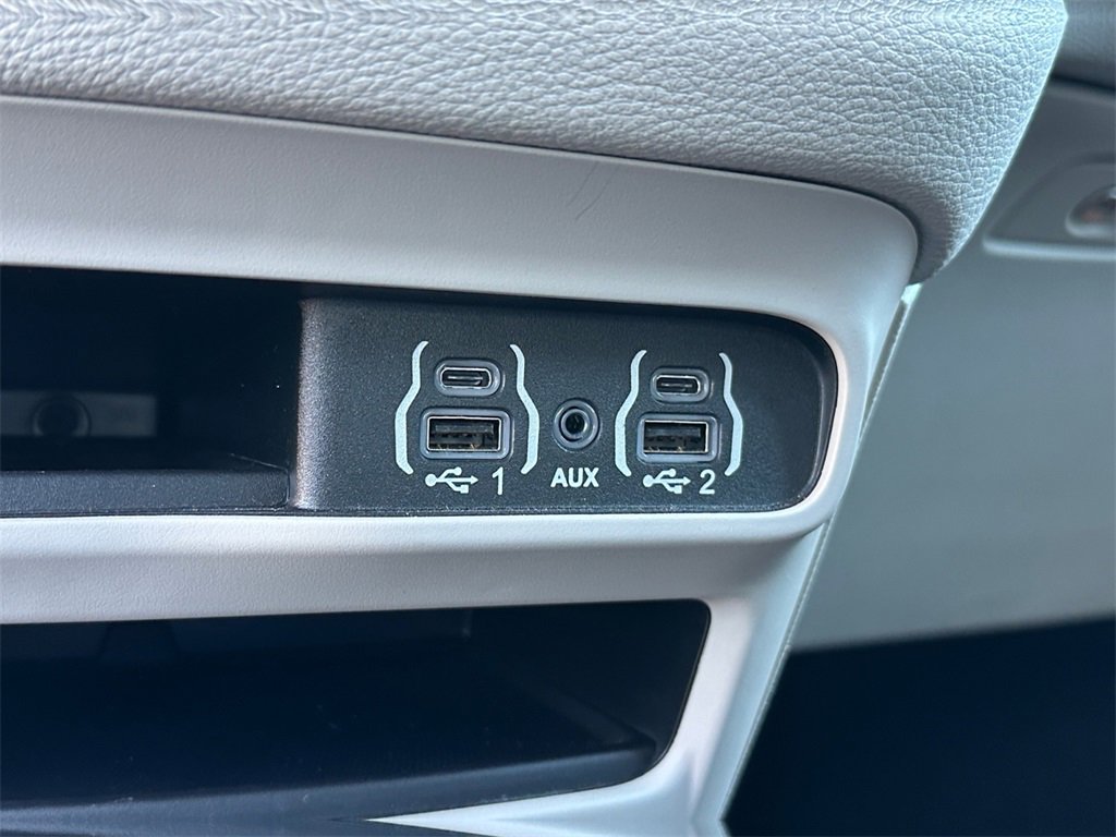 Used 2023 Chrysler Pacifica Touring-L image 27