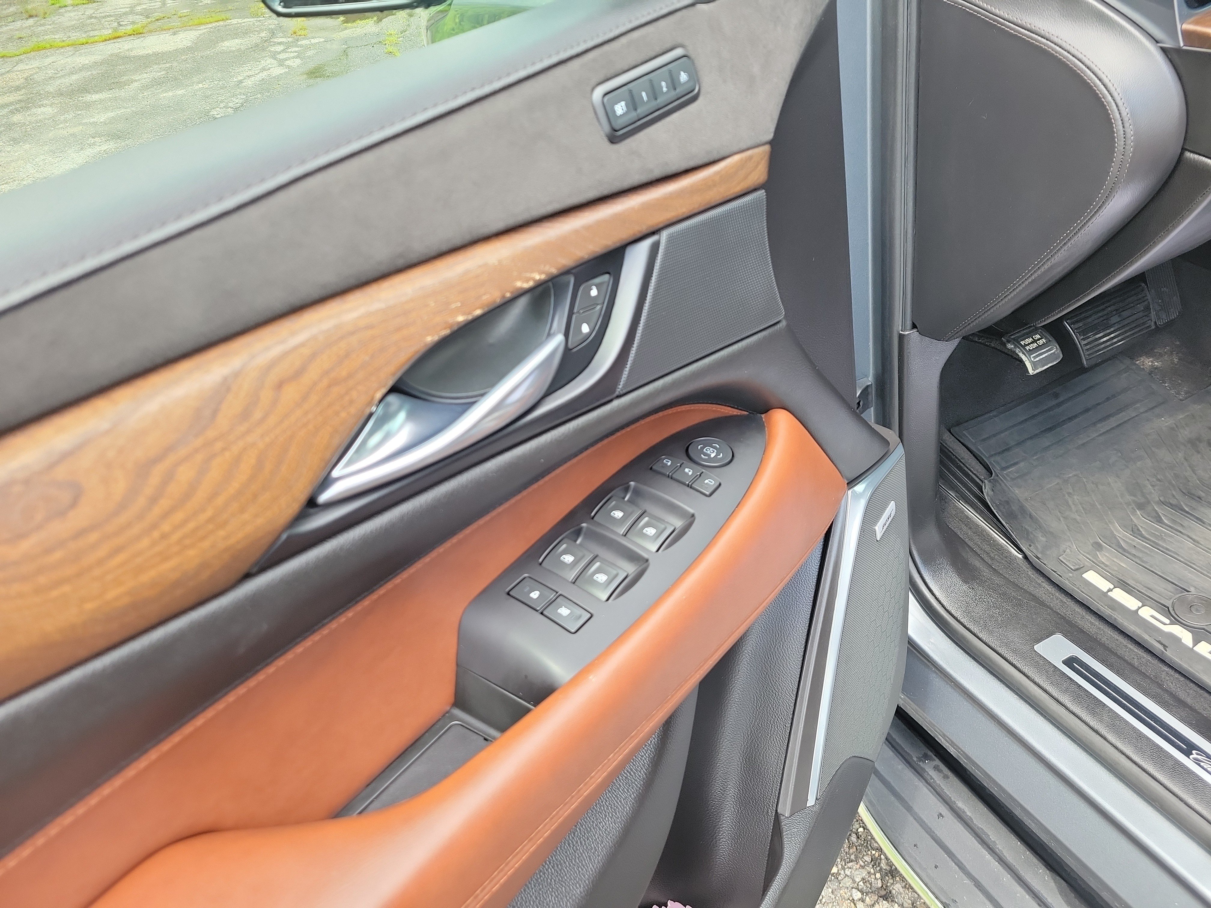 Used 2018 Cadillac Escalade Luxury AWD/4WD image 21