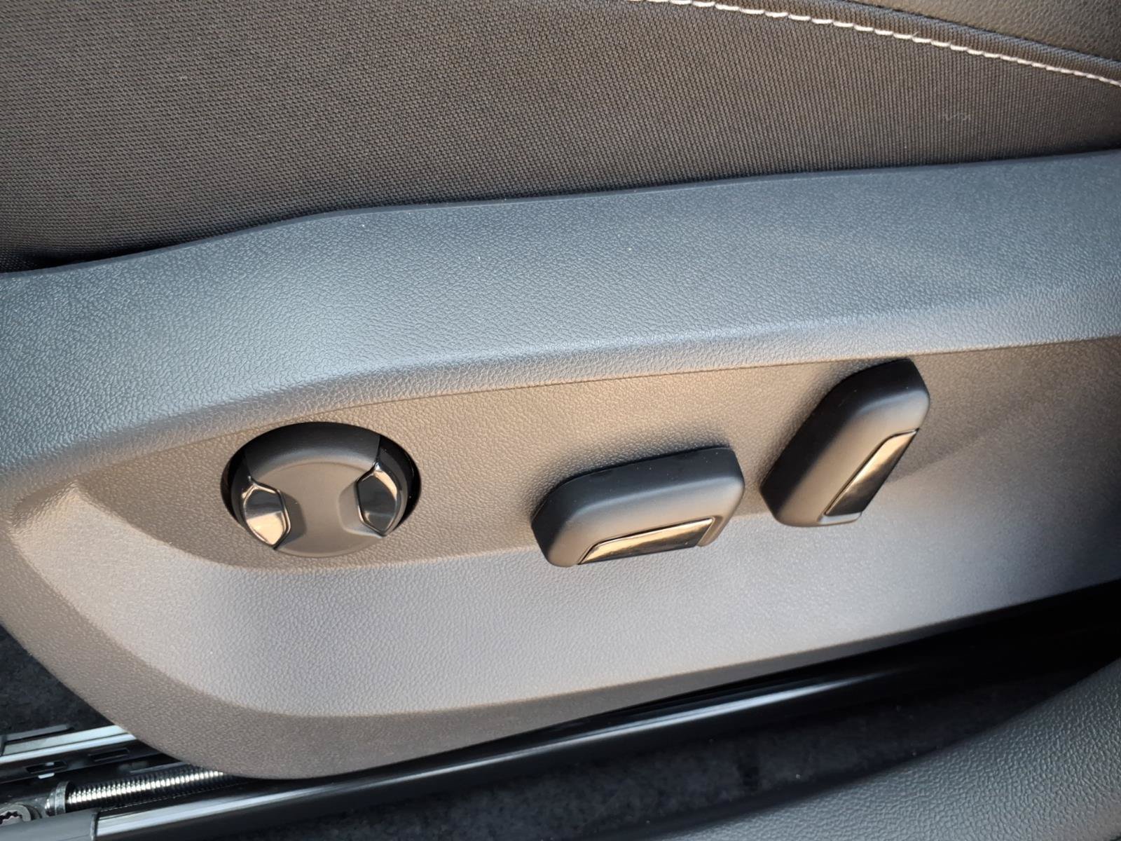 New 2026 Volkswagen Taos SE FWD image 13