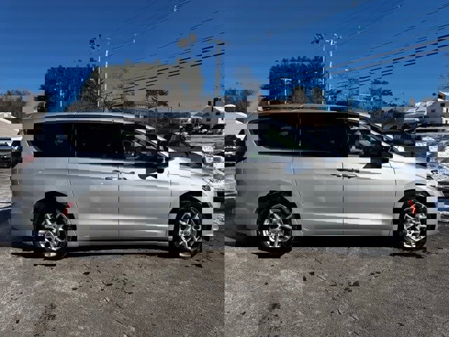 Used 2024 Chrysler Pacifica Touring-L image 10
