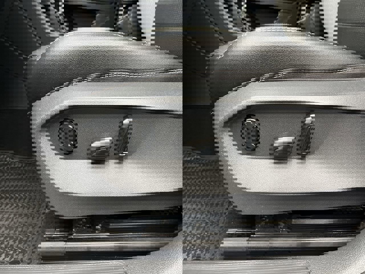 Used 2022 Volkswagen Taos SEL image 11