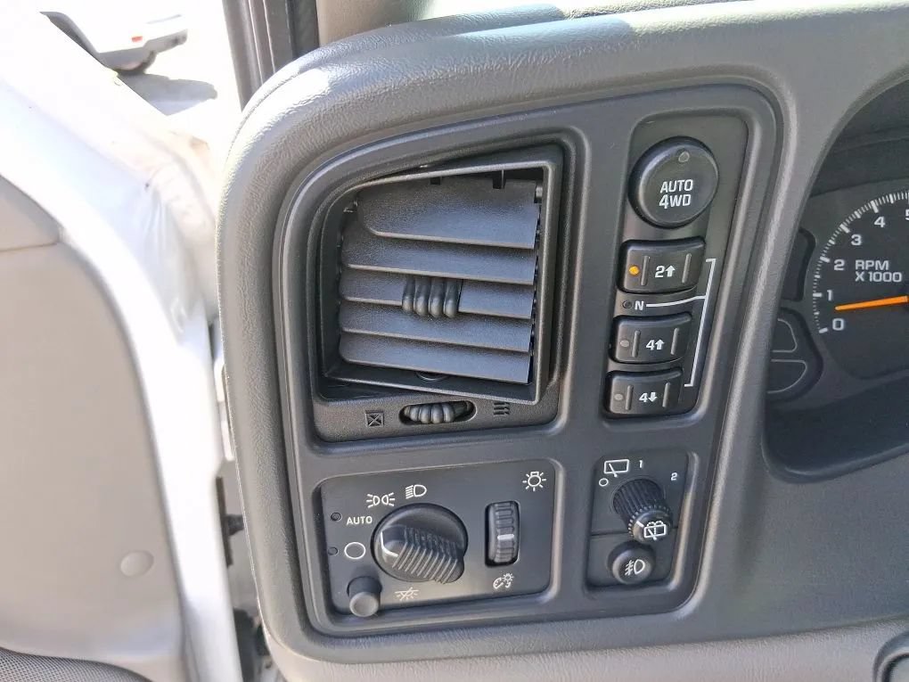 Used 2004 Chevrolet Tahoe LT w/ LT Preferred Equipment Group AWD/4WD image 14