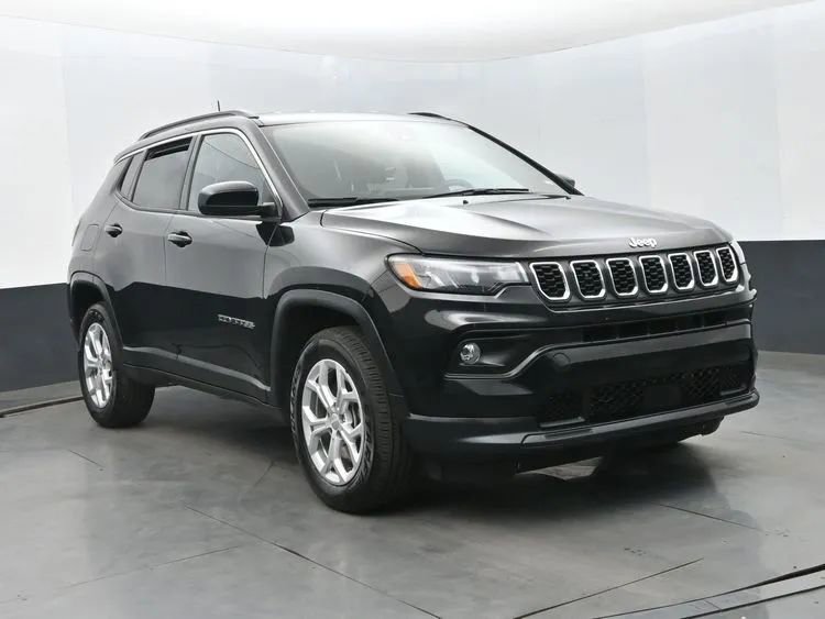 Used 2024 Jeep Compass Latitude AWD/4WD image 2