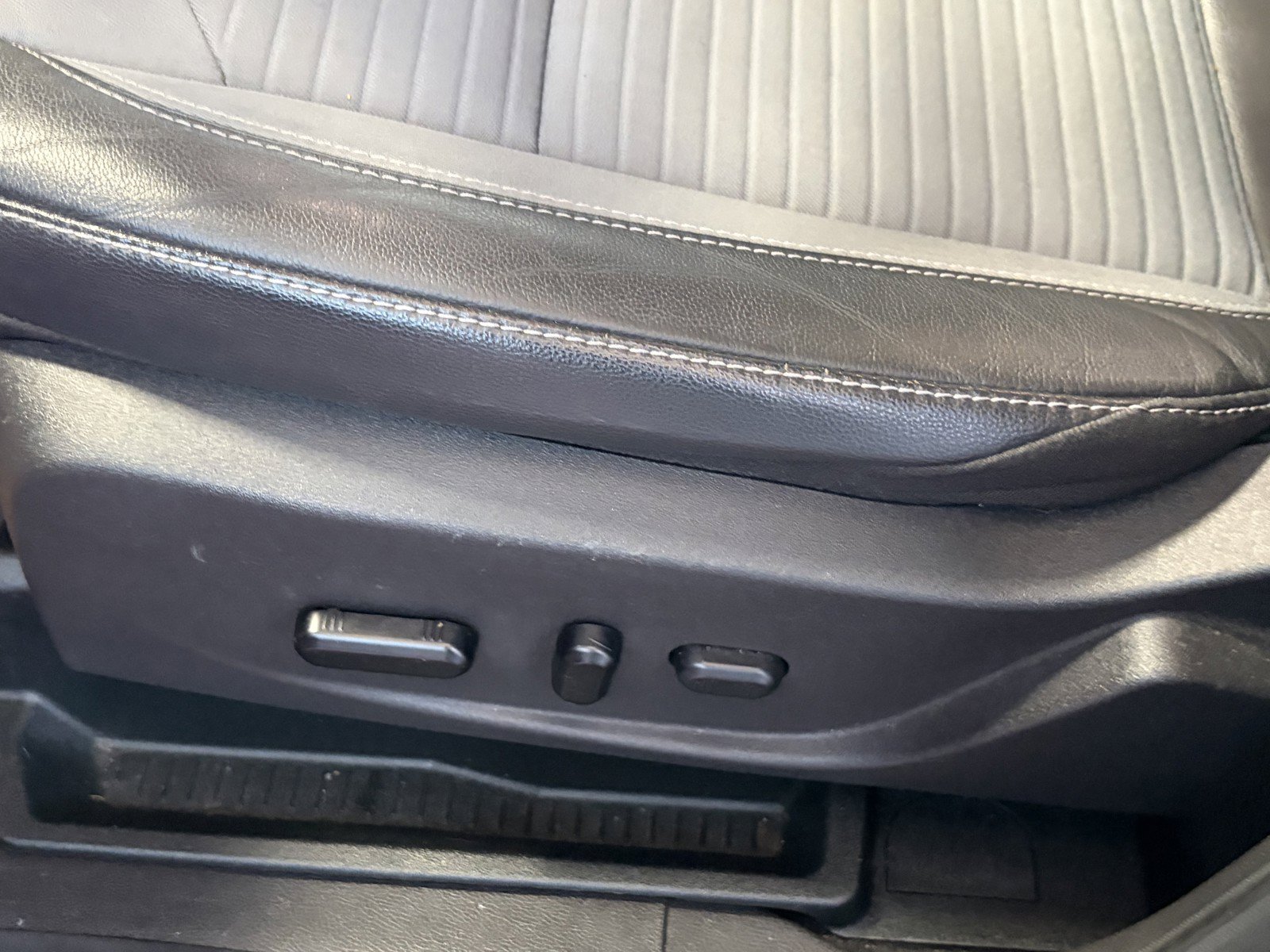 Used 2019 Ford Escape SE FWD image 21