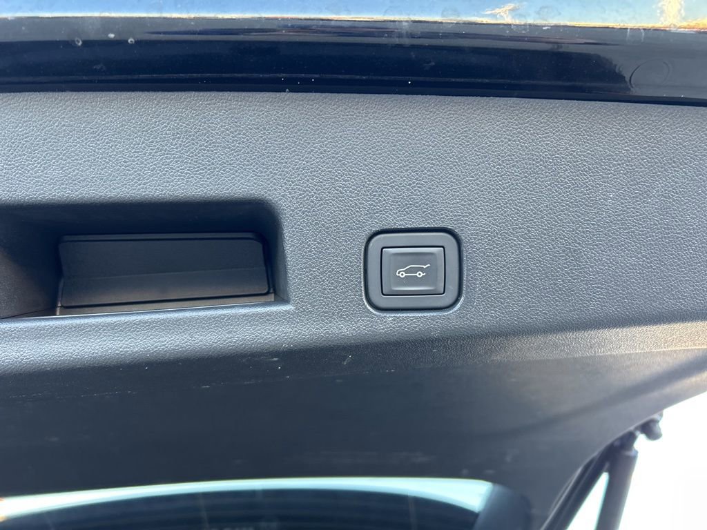 Used 2025 GMC Acadia Elevation image 7