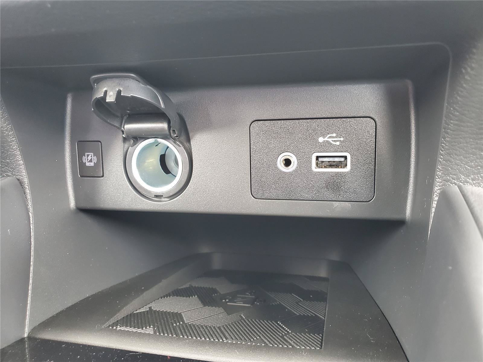 New 2025 Nissan Versa SV w/ Trunk Package FWD image 31