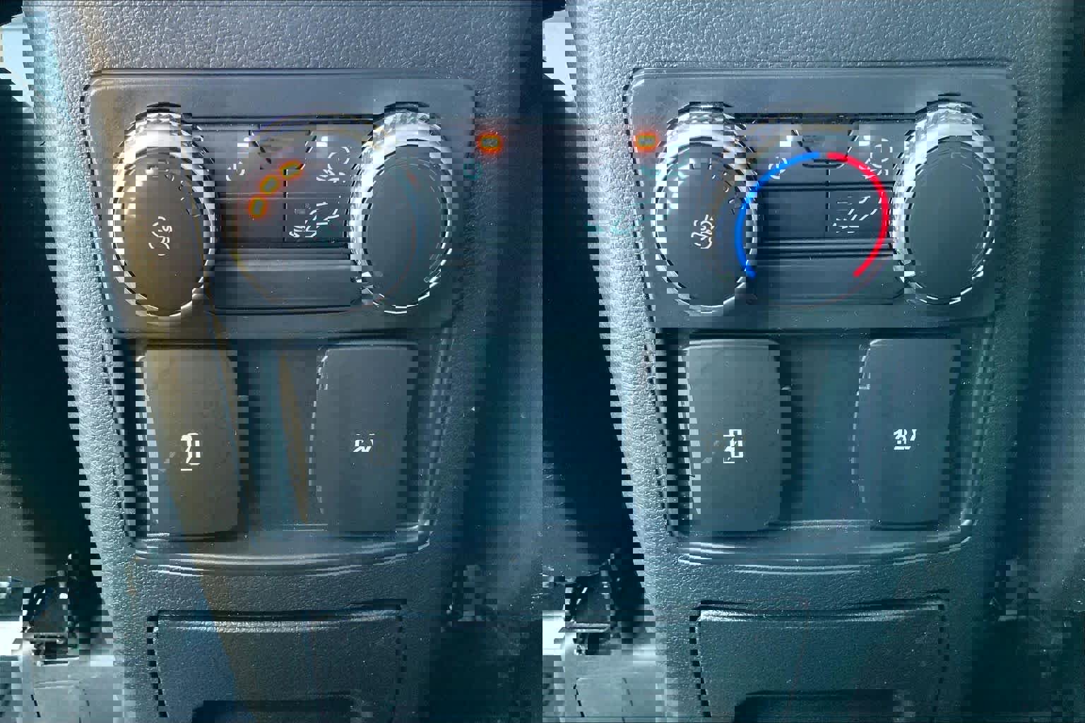 Used 2022 Ford Explorer XLT image 30