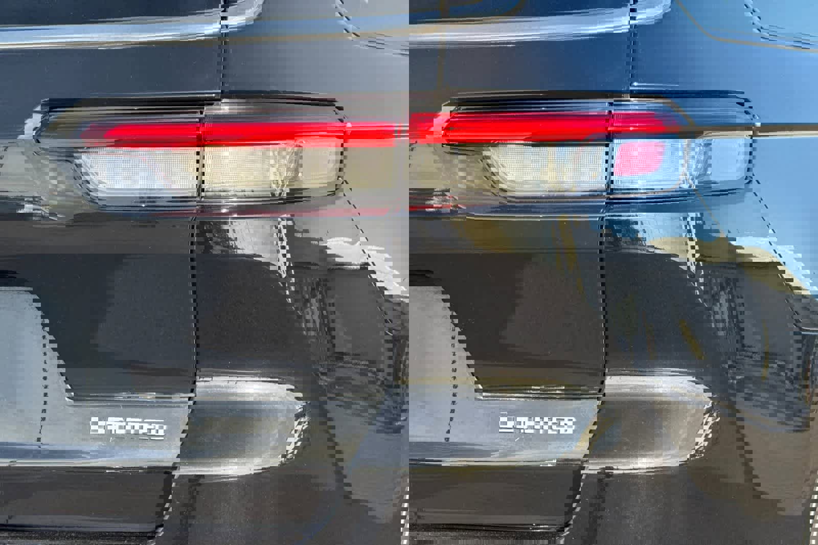 Used 2024 Jeep Grand Cherokee L Limited w/ Luxury Tech Group II image 33