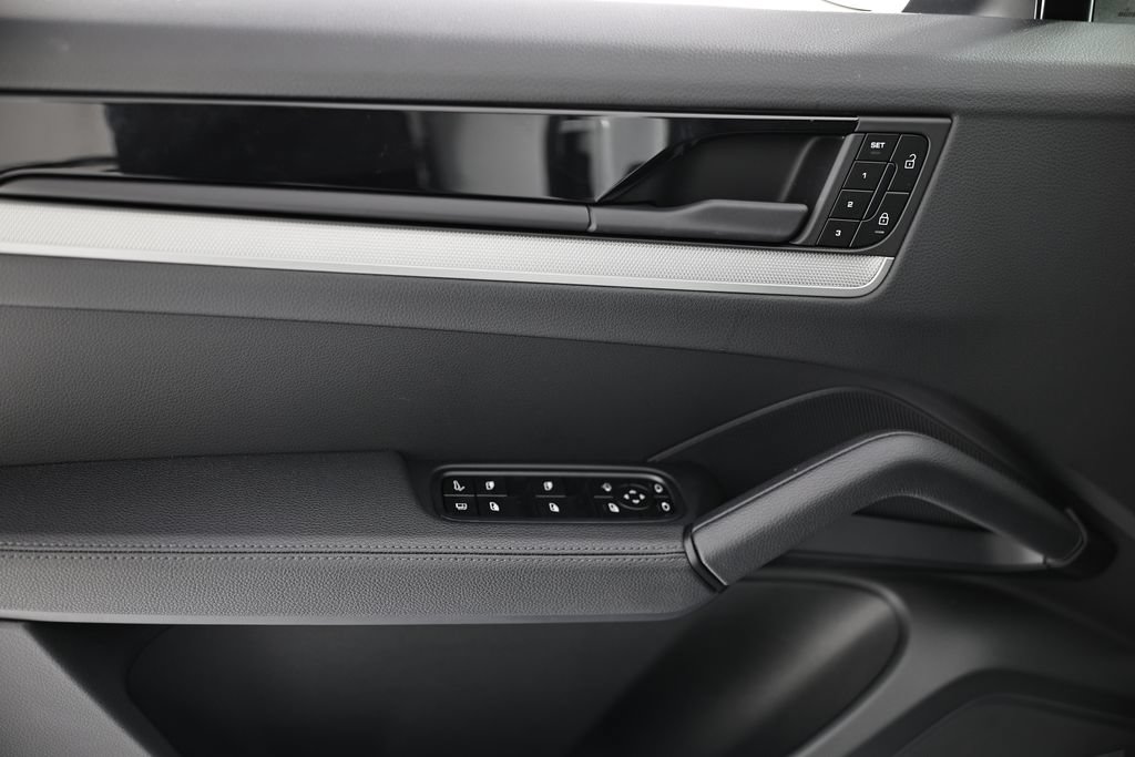 Certified 2025 Porsche Cayenne S AWD/4WD image 19