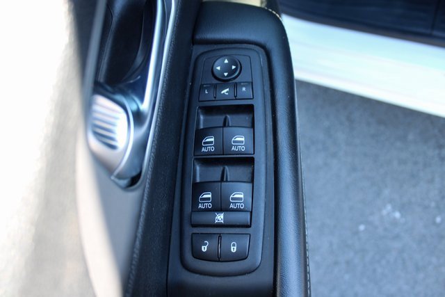 Used 2023 Chrysler Pacifica Limited w/ S Appearance Package image 11