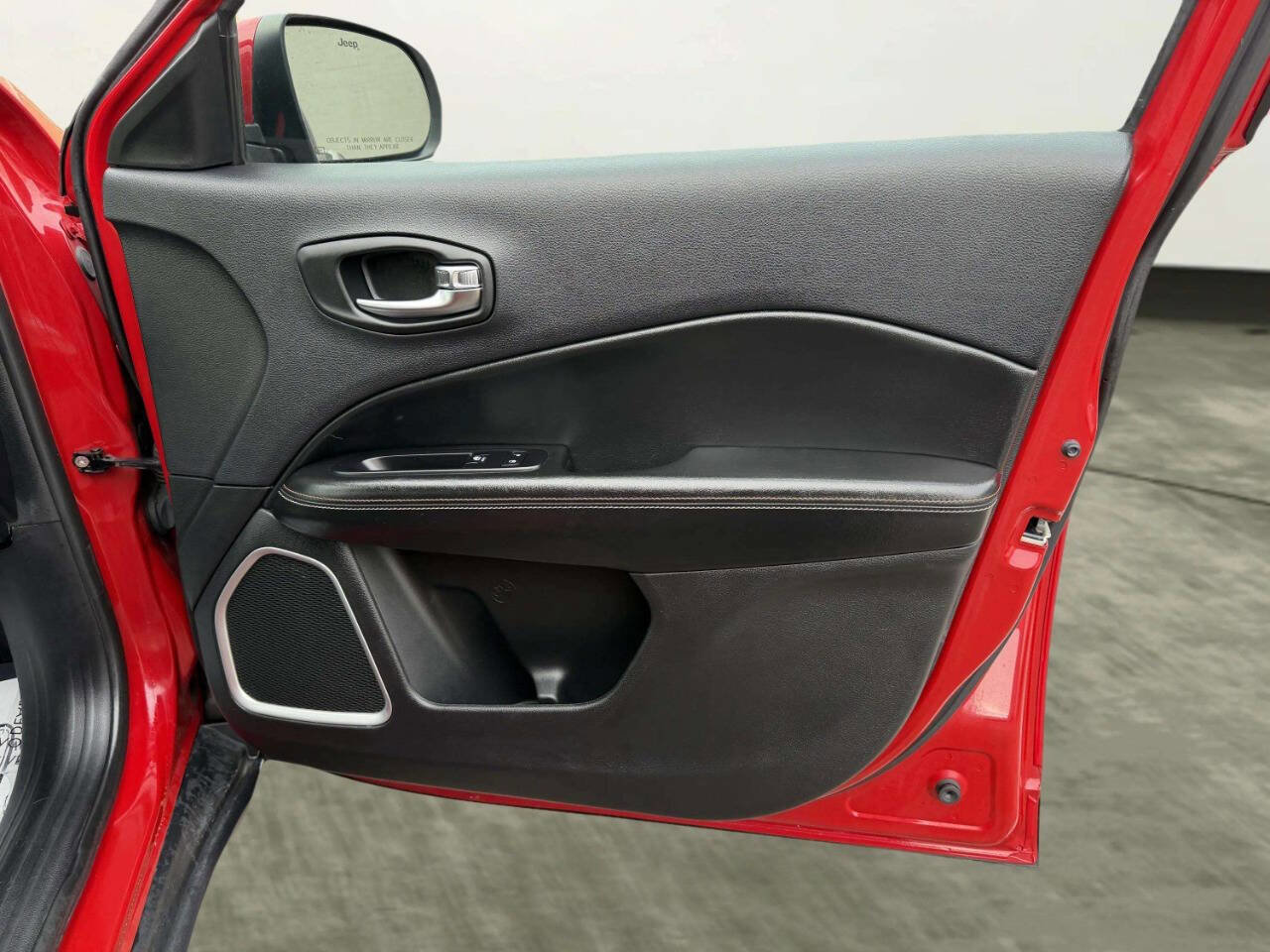 Used 2019 Jeep Compass Latitude image 26