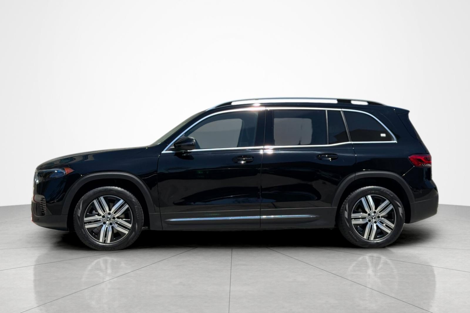 Used 2023 Mercedes-Benz EQB 300 4MATIC image 2