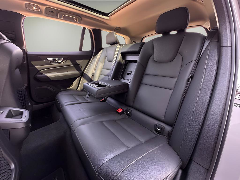 Used 2025 Volvo V60 B5 Cross Country Plus image 25