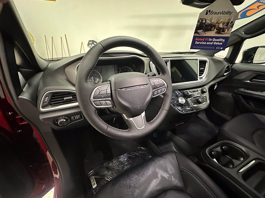 Used 2027 Chrysler Pacifica LX FWD image 24