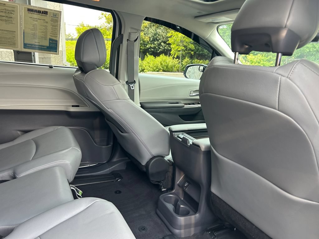Used 2022 Toyota Sienna XLE w/ XLE Plus Package FWD image 21