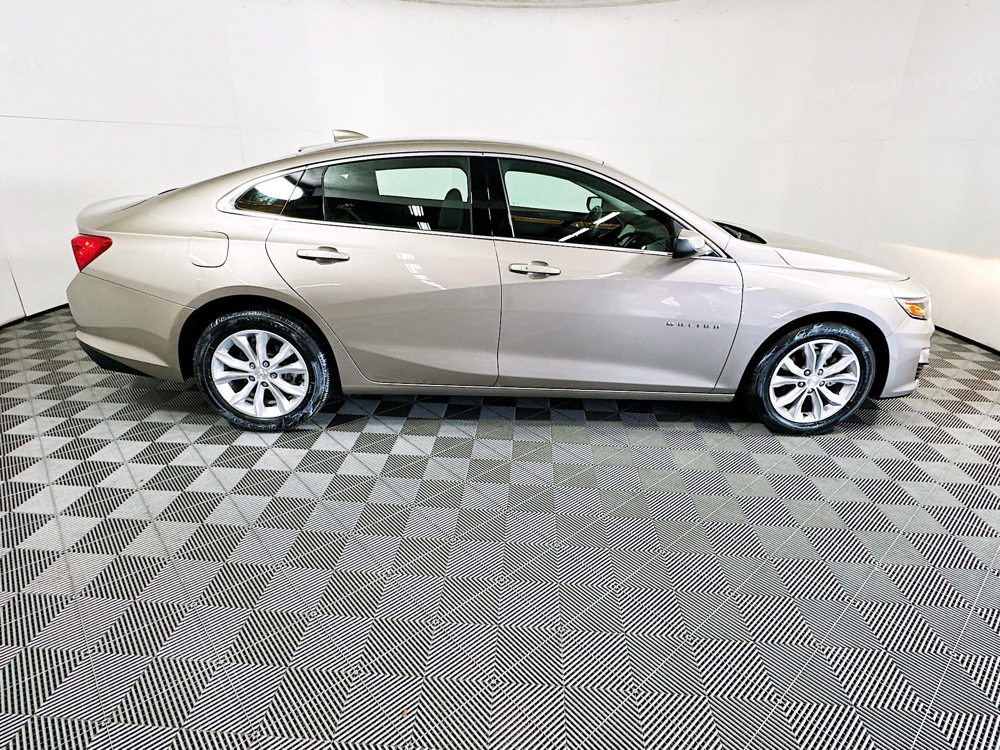 Used 2024 Chevrolet Malibu LT FWD image 2