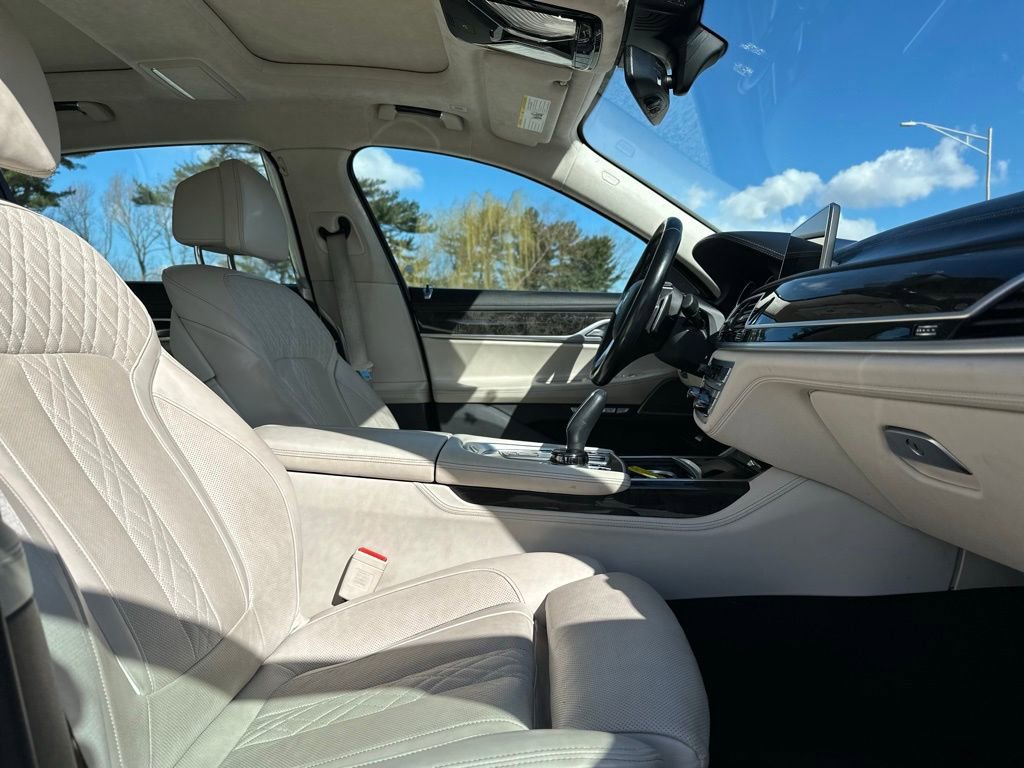 Used 2018 BMW 750i xDrive image 24
