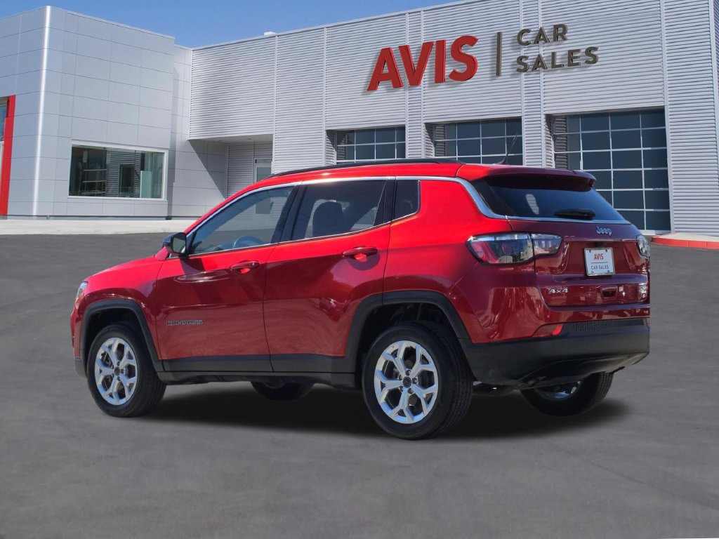 Used 2025 Jeep Compass Latitude w/ Sun & Sound Group AWD/4WD image 9