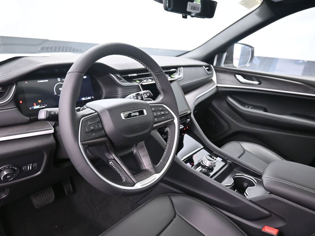 New 2025 Jeep Grand Cherokee Limited w/ Luxury Tech Group II image 16